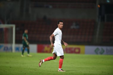 THUMTHANI, THAILAND -11 Aralık 2022: Mg Mg Lwin # 11 Myanmar oyuncusu Tayland ile Tayland 'daki Tayland Stadyumu' nda Myanmar arasında oynanan dostluk maçı sırasında