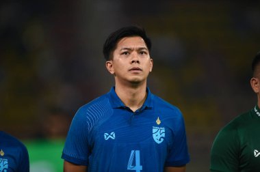 PATUMTHANI, THAILAND -11 ARALIK 2022: 4 numaralı Pansa Hemviboon Tayland Milli Futbol Takımı ile Tayland 'ın Tayland Stadyumu' nda oynanan dostluk maçı sırasında