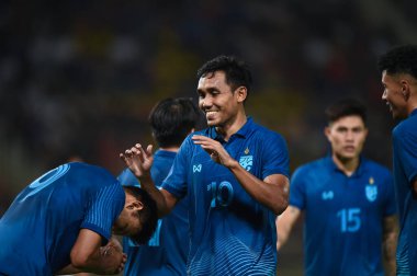 Pathumthani, Tayland - 11 Aralık 2022: Tayland 'daki Thammasat Stadyumu' nda Tayland ile Myanmar arasında oynanan dostluk maçı sırasında Teerasil Dangda # 10 Tayland oyuncusu.