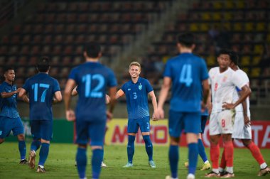 THUMTHANI, THAILAND -11 Aralık 2022: Tayland 'daki Tayland Stadyumu' nda Myanmar 'a karşı oynanan dostluk maçı sırasında Tayland' ın 3 numaralı Bunmathan Tiyatrosu