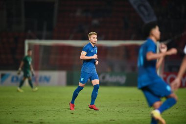 THUMTHANI, THAILAND -11 Aralık 2022: Tayland 'daki Tayland Stadyumu' nda Myanmar 'a karşı oynanan dostluk maçı sırasında Tayland' ın 3 numaralı Bunmathan Tiyatrosu