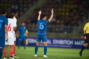 PATUMTHANI, THAILAND -11 Aralık 2022: Sarach Yooyen # 6 Tayland dostluk maçı sırasında thammasart Stadyumu, Tayland 'da Myanmar' a karşı