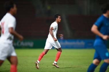 THUMTHANI, THAILAND -11 Aralık 2022: Mg Mg Lwin # 11 Myanmar oyuncusu Tayland ile Tayland 'daki Tayland Stadyumu' nda Myanmar arasında oynanan dostluk maçı sırasında