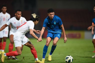 Pathumthani, Tayland - 11 Aralık 2022: Tayland 'daki Thammasat Stadyumu' nda Tayland ile Myanmar arasındaki dostluk maçı sırasında Bordin Phala # 11 Tayland oyuncusu.