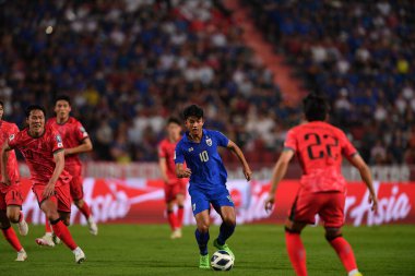 Bangkok, Tayland - 26 Mart 2024: Dünya Kupası sırasında Suphanut Meuanta # 10 Tayland Kupası 'nda Güney Kore ile Tayland' daki Rajamangkala Stadyumu 'nda karşılaştı..