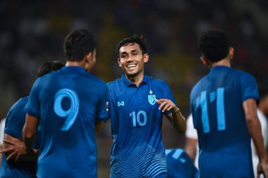 Pathumthani, Tayland - 11 Aralık 2022: Tayland 'daki Thammasat Stadyumu' nda Tayland ile Myanmar arasında oynanan dostluk maçı sırasında Teerasil Dangda # 10 Tayland oyuncusu.