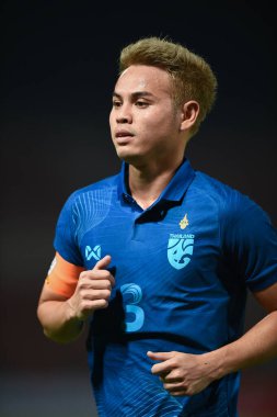 THUMTHANI, THAILAND -11 Aralık 2022: Tayland 'daki Tayland Stadyumu' nda Myanmar 'a karşı oynanan dostluk maçı sırasında Tayland' ın 3 numaralı Bunmathan Tiyatrosu