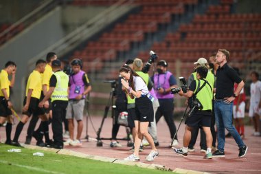 THUMTHANI, THAILAND -11 ARALIK, 2022: Tayland 'ın Nuanpan Lumsam teknik direktörü Tayland ile Tayland arasındaki dostluk maçı sırasında thammasart Stadyumu, Tayland