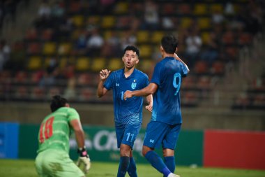 Pathumthani, Tayland - 11 Aralık 2022: Tayland 'daki Thammasat Stadyumu' nda Tayland ile Myanmar arasındaki dostluk maçı sırasında Bordin Phala # 11 Tayland oyuncusu.