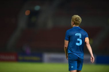 Pathumthani Tayland: 11 ARALIK 2022: Tayland 'da Tayland ile Tayland Stadyumu' nda Myanmar arasında oynanan dostluk maçı sırasında # 3 numaralı Tayland Oyuncusu Theerathon Bunmathan