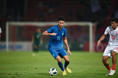 Pathumthani, Tayland - 11 Aralık 2022: Tayland 'daki Thammasat Stadyumu' nda Tayland ile Myanmar arasındaki dostluk maçı sırasında Bordin Phala # 11 Tayland oyuncusu.