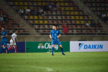 PATHUMTHANI, THAILAND -11 Aralık 2022: Tayland 'daki Tayland Stadyumu' nda Myanmar 'a karşı oynanan dostluk maçı sırasında # 8 Tayland' lı Peeradol Chamrasamee