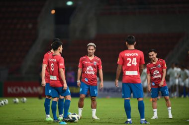 PATHUMTHANI, THAILAND -11 ARALIK 2022: 16 numaralı Jakkapan Övgüsü Tayland maçı sırasında Tayland 'da Myanmar' a karşı Tayland Stadyumu, Tayland