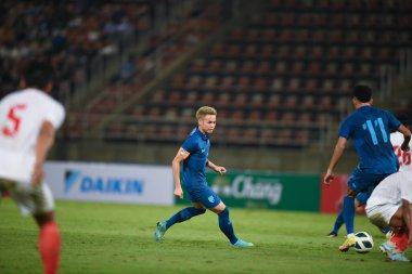 THUMTHANI, THAILAND -11 Aralık 2022: Tayland 'daki Tayland Stadyumu' nda Myanmar 'a karşı oynanan dostluk maçı sırasında Tayland' ın 3 numaralı Bunmathan Tiyatrosu