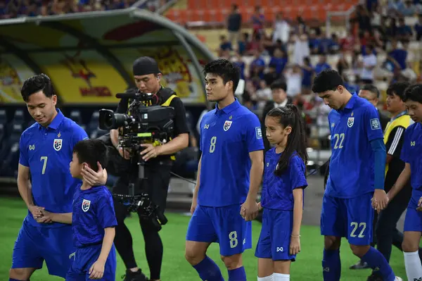 Bangkok, Tayland - 26 Mart 2024: Tayland Dünya Kupası sırasında Tayland ile Tayland arasında Tayland rajamangkala Stadyumu 'nda oynanan 8 numaralı Tayland futbolcusu