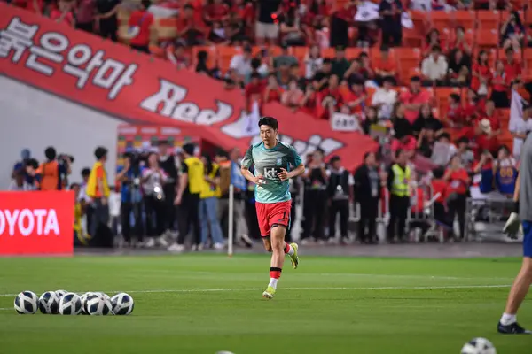 Bangkok, Tayland - 26 Mart 2024 - Tayland 'daki Rajamangkala Stadyumu' nda Tayland ile Güney Kore arasında oynanan Dünya Kupası sırasında Son Heung Min # 7 Güney Kore Oyuncusu.