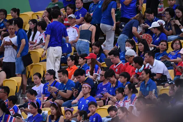 Bangkok, Tayland - 26 Mart 2024: Tayland Dünya Kupası 'nda Tayland' ı destekleyenler Tayland 'daki rajamangkala Stadyumu' nda Güney Kore ile karşılaşmaya hak kazandılar.