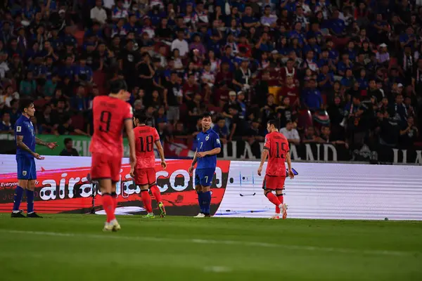 Bangkok, Tayland - 26 Mart 2024: Dünya Kupası sırasında Suphachok Sarachat # 7 Tayland Millî Futbol Takımı, Tayland 'daki Rajamangala Stadyumu' nda Güney Kore 'ye karşı mücadele etti.. 