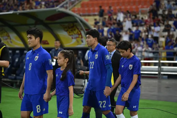 Bangkok, Tayland - 26 Mart 2024: Weerathep Pompan 22 numaralı Tayland Dünya Kupası 'nda Tayland ile Tayland arasındaki rajamangkala Stadyumu maçına çıktı.