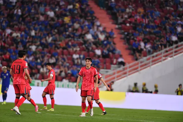 Bangkok, Tayland - 26 Mart 2024: Dünya Kupası sırasında Güney Kore 'nin 5 numaralı Park Jin-Seob oyuncusu, Tayland' daki Rajamangkala Stadyumu 'nda Güney Kore' ye karşı mücadele etti.