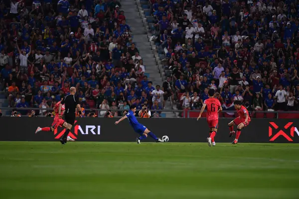 Bangkok, Tayland - 26 Mart 2024: Dünya Kupası sırasında Suphachok Sarachat # 7 Tayland Millî Futbol Takımı, Tayland 'daki Rajamangala Stadyumu' nda Güney Kore 'ye karşı mücadele etti.. 