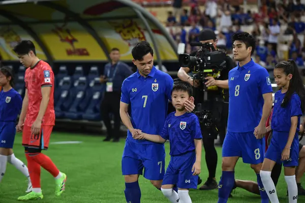 Bangkok, Tayland - 26 Mart 2024: Dünya Kupası sırasında Suphachok Sarachat # 7 Tayland Millî Futbol Takımı, Tayland 'daki Rajamangala Stadyumu' nda Güney Kore 'ye karşı mücadele etti.. 