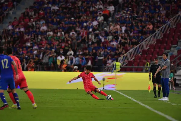 Bangkok, Tayland - 26 Mart 2024 - Dünya Kupası sırasında Güney Kore 'nin 3 numaralı Kim jin-su oyuncusu Rajamangkala Stadyumu' nda Güney Kore 'ye karşı mücadele etti.