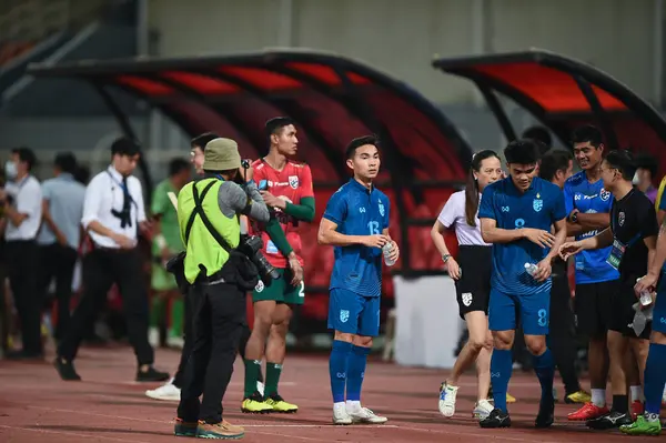 THUMTHANI, THAILAND -11 ARALIK 2022: 13 numaralı Jaruensak Wonggorn Tayland ile Tayland 'daki Tayland Stadyumu' nda Myanmar arasında oynanan dostluk maçı sırasında