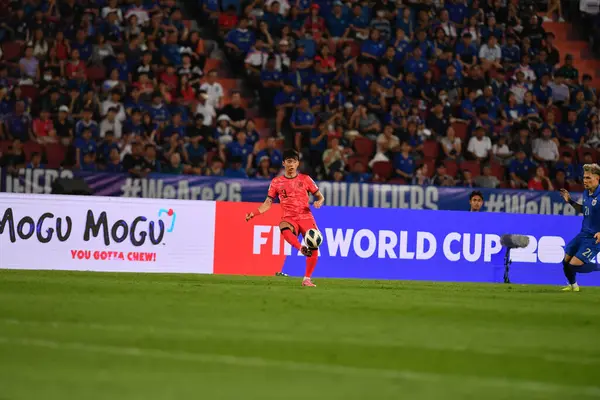 Bangkok, Tayland - 26 Mart 2024: Tayland Dünya Kupası 'nda Tayland ile Tayland arasında oynanan Rajamangkala Stadyumu' nda oynanan 3 Numaralı Theerathon Bunmathan