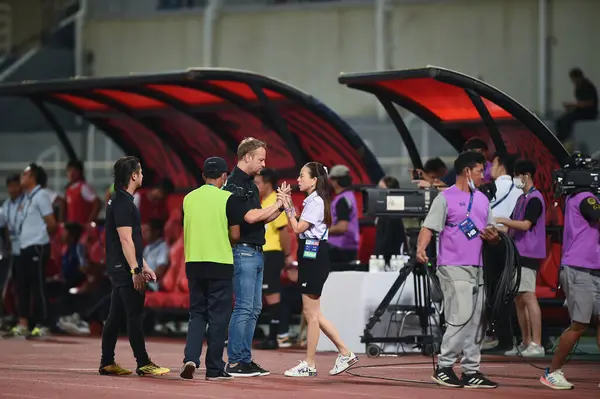 THUMTHANI, THAILAND -11 ARALIK, 2022: Tayland 'ın Nuanpan Lumsam teknik direktörü Tayland ile Tayland arasındaki dostluk maçı sırasında thammasart Stadyumu, Tayland