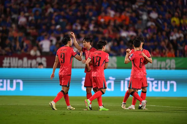 Bangkok - Tayland - 26 Mart 2024 - Dünya Kupası sırasında Güney Kore 'nin oyuncuları Tayland' daki Rajamangkala Stadyumu 'nda Güney Kore ile karşılaştı.