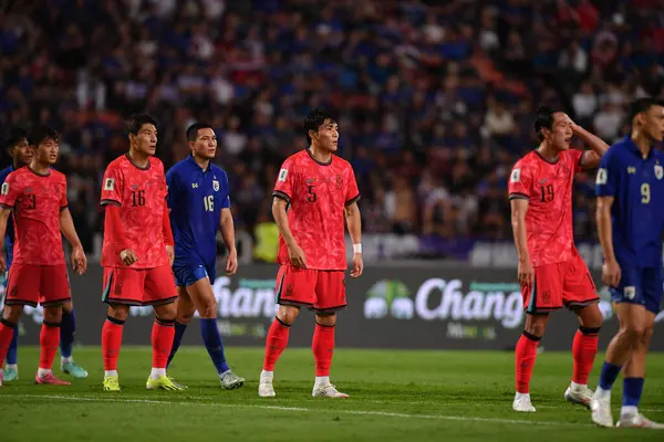 Bangkok, Tayland - 26 Mart 2024: Dünya Kupası sırasında Güney Kore 'nin 5 numaralı Park Jin-Seob oyuncusu, Tayland' daki Rajamangkala Stadyumu 'nda Güney Kore' ye karşı mücadele etti.