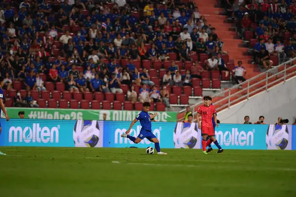 BANGKOK, THAILAND-26 MARCH, 2024: Sarach Yooyen # 6 Tayland Dünya Kupası sırasında Tayland ile Tayland arasında Tayland rajamangkala Stadyumu 'nda oynanan karşılaşmaya hak kazandı.