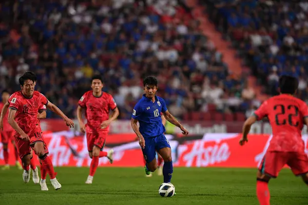 Bangkok, Tayland - 26 Mart 2024: Dünya Kupası sırasında Suphanut Meuanta # 10 Tayland Kupası 'nda Güney Kore ile Tayland' daki Rajamangkala Stadyumu 'nda karşılaştı..