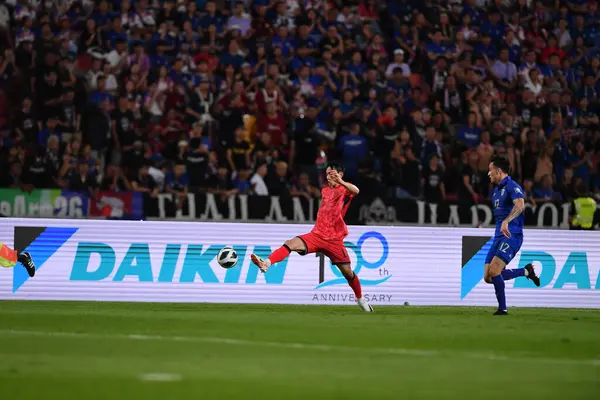 Bangkok, Tayland - 26 Mart 2024: Tayland 'daki Rajamangala Stadyumu' nda Tayland ile Güney Kore arasında oynanan Dünya Kupası sırasında Güney Kore 'nin 15 numaralı oyuncusu Kim Moonhwan.