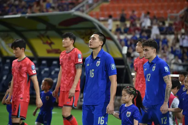 BANGKOK, THAILAND-26 MARCH, 2024: Thailand Dünya Kupası sırasında Tayland ile Tayland arasında Tayland rajamangkala Stadyumu 'nda oynanan 16 Numaralı Suphan Thongsong