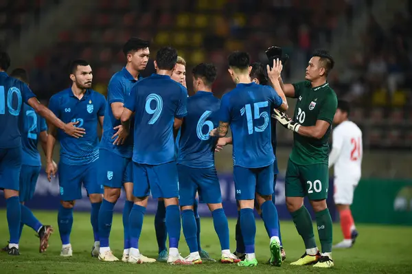 Pathumthani-Tayland: 11DEC2022: Tayland ile Tayland arasındaki dostluk maçı sırasında Tayland 'daki Tayland Stadyumu' nda Myanmar 'a karşı