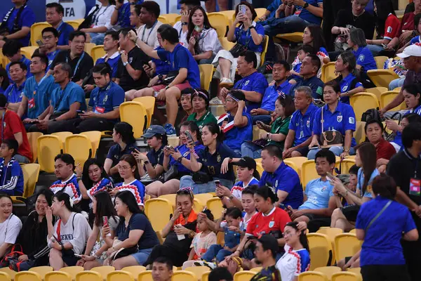 Bangkok, Tayland - 26 Mart 2024: Tayland Dünya Kupası 'nda Tayland' ı destekleyenler Tayland 'daki rajamangkala Stadyumu' nda Güney Kore ile karşılaşmaya hak kazandılar.