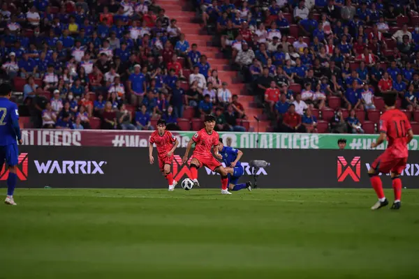 BANGKOK, THAILAND-26 MARCH, 2024: Hwang Inbeom # 6 Güney Kore Futbolcusu Tayland ile Güney Kore arasında Tayland rajamangkala Stadyumu, Tayland