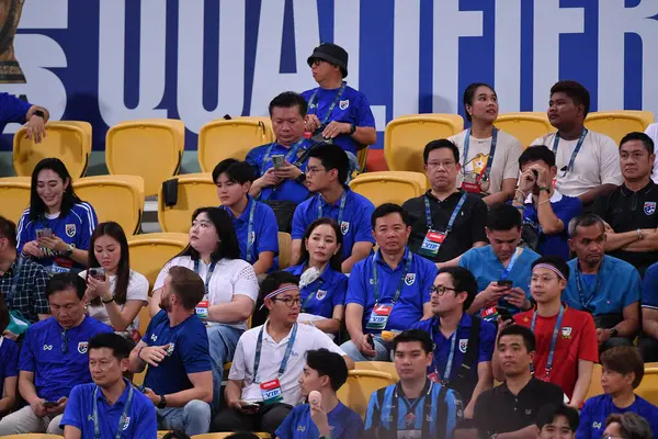 Bangkok, Tayland - 26 Mart 2024: Tayland Dünya Kupası 'nda Tayland' ı destekleyenler Tayland 'daki rajamangkala Stadyumu' nda Güney Kore ile karşılaşmaya hak kazandılar.