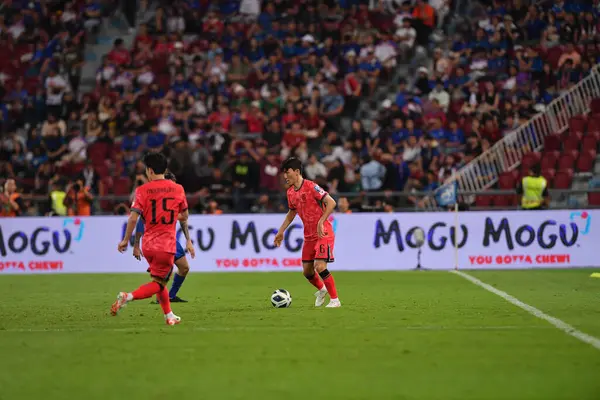 BANGKOK, THAILAND-26 MARCH, 2024: Hwang Inbeom # 6 Güney Kore Futbolcusu Tayland ile Güney Kore arasında Tayland rajamangkala Stadyumu, Tayland