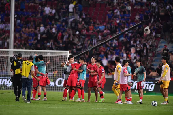 Bangkok - Tayland - 26 Mart 2024 - Dünya Kupası sırasında Güney Kore 'nin oyuncuları Tayland' daki Rajamangkala Stadyumu 'nda Güney Kore ile karşılaştı.