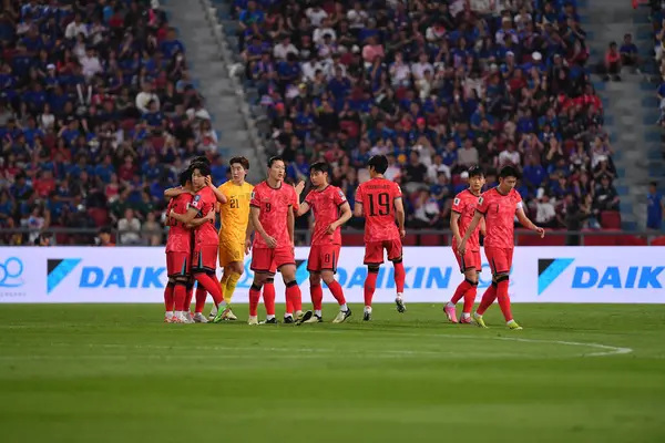 Bangkok - Tayland - 26 Mart 2024 - Dünya Kupası sırasında Güney Kore 'nin oyuncuları Tayland' daki Rajamangkala Stadyumu 'nda Güney Kore ile karşılaştı.