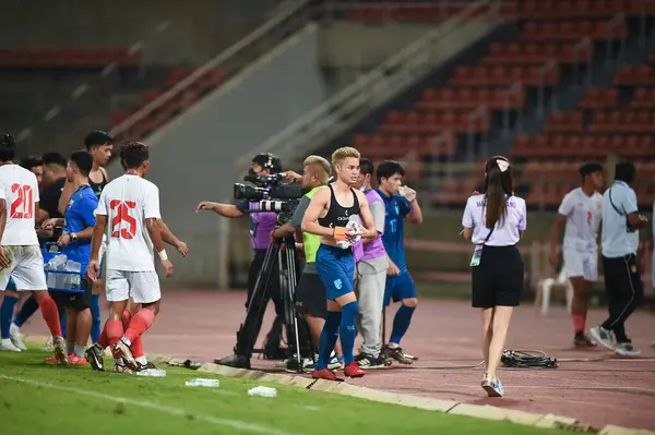 THUMTHANI, THAILAND -11 Aralık 2022: Tayland 'daki Tayland Stadyumu' nda Myanmar 'a karşı oynanan dostluk maçı sırasında Tayland' ın 3 numaralı Bunmathan Tiyatrosu