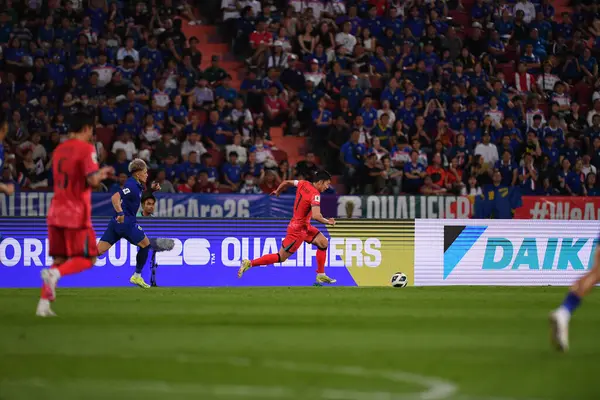 Bangkok, Tayland - 26 Mart 2024 - Tayland 'daki Rajamangkala Stadyumu' nda Tayland ile Güney Kore arasında oynanan Dünya Kupası sırasında Son Heung Min # 7 Güney Kore Oyuncusu.