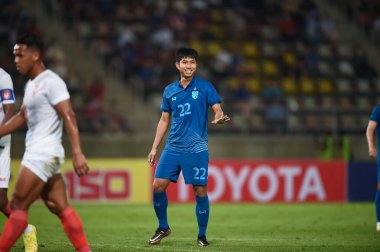 PATUMTHANI, THAILAND -11 ARALIK 2022 Channarong Promsrikaew # 22 Tayland ile Myanmar arasındaki dostluk maçı sırasında Tayland, Tayland 'da