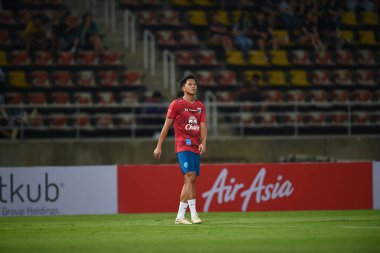 PATUMTHANI, THAILAND -11 ARALIK 2022: 4 numaralı Pansa Hemviboon Tayland Milli Futbol Takımı ile Tayland 'ın Tayland Stadyumu' nda oynanan dostluk maçı sırasında