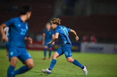 PATHUMTHANI, THAILAND -11 Aralık 2022: Chatmongkol Rueangthanarot # 19 Tayland ile Myanmar arasındaki dostluk maçı sırasında thammasart Stadyumu, Tayland