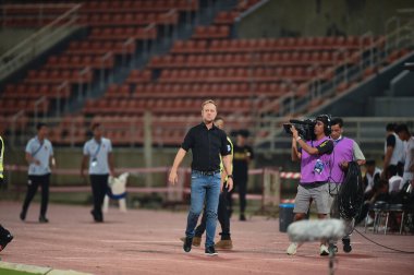 PATUMTHANI, THAILAND -11 Aralık 2022: Tayland 'da Tayland ile Tayland Stadyumu' nda Myanmar arasında oynanan dostluk maçı sırasında Mano Poking HeadCoach of thailand