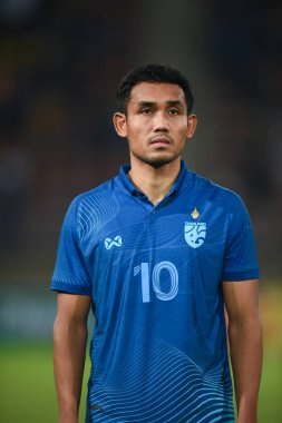 Pathumthani, Tayland - 11 Aralık 2022: Tayland 'daki Thammasat Stadyumu' nda Tayland ile Myanmar arasında oynanan dostluk maçı sırasında Teerasil Dangda # 10 Tayland oyuncusu.